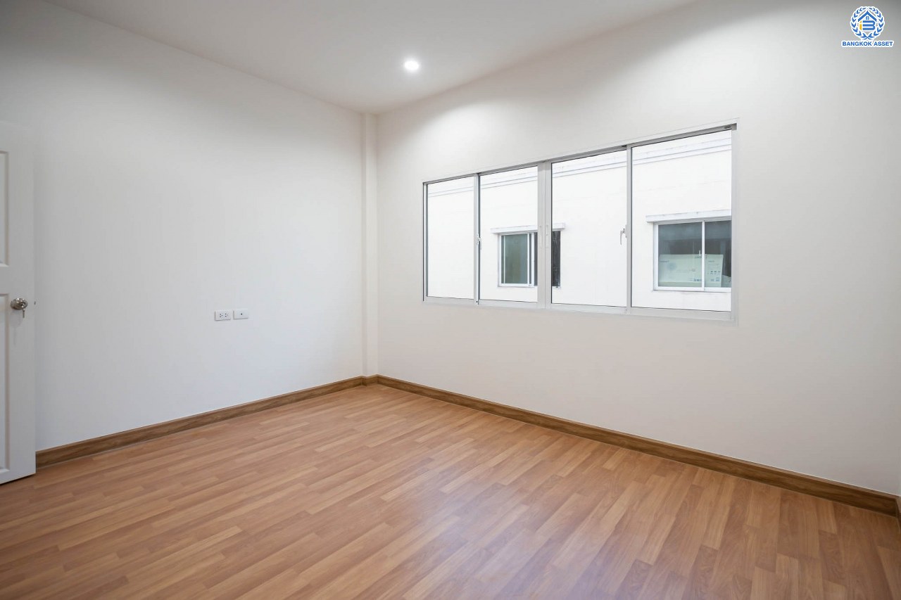 บ้านมือสองตกแต่งใหม่ ทาวน์โฮม 3 ชั้น โครงการ ปริญลักษณ์ เพชรเกษม69 พร้อมวิวสวนหน้าบ้าน บนเนื้อที่ 17.5 ตร.ว. ฟังก์ชัน 4 ห้องนอน 3 ห้องน้ำ จอดรถได้ 1 คัน รองรับทุกกิจกรรม บนทำเลเชื่อมต่อหลายเส้นทาง ใกล้จุดขึ้นทางด่วน "เพชรเกษม" และรถไฟฟ้าสายสีน้ำเงิน "สถานีหลักสอง"